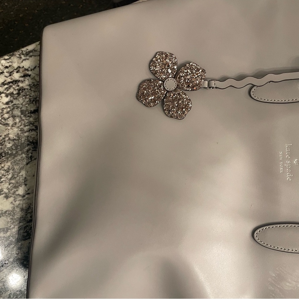 ✨ KATE SPADE NEW YORK Silver Tote with Glitter Flower Bag Charm - Picture 10 of 10